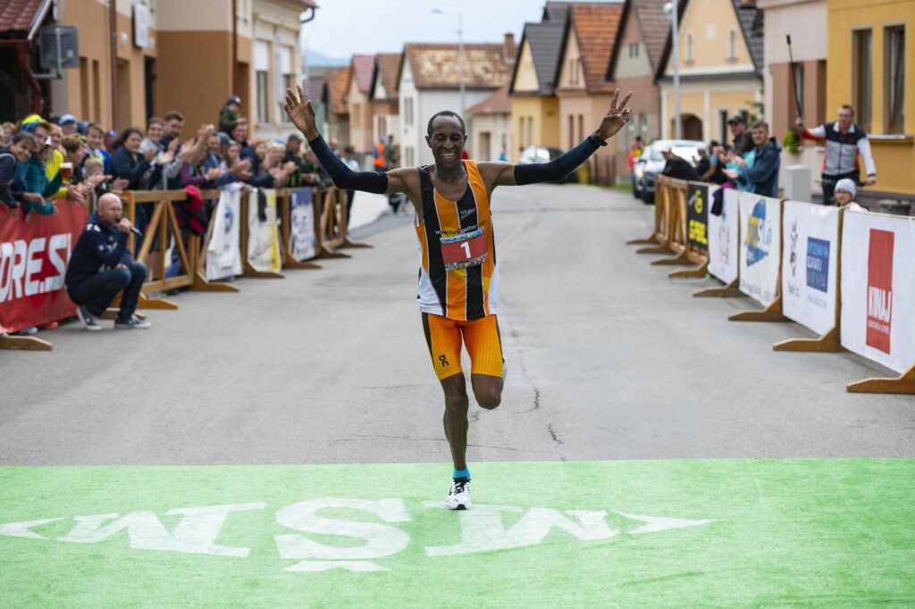 Na Malý štrbský maratón sa opäť vrátilo viac ako 560 športovcov. Zvíťazil Keňan Geoffrey Chege.