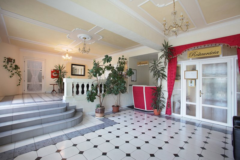 Hotel Velický Zámoček_foto-nocowanie-vstupna-hala-1