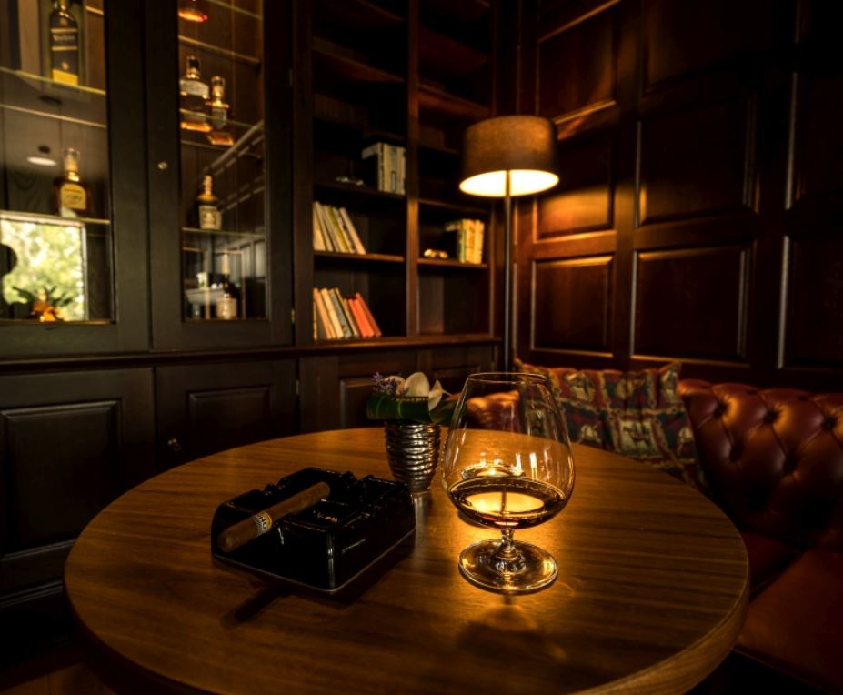 CIGAR & COGNAC BAR - HOTEL HILLS****
